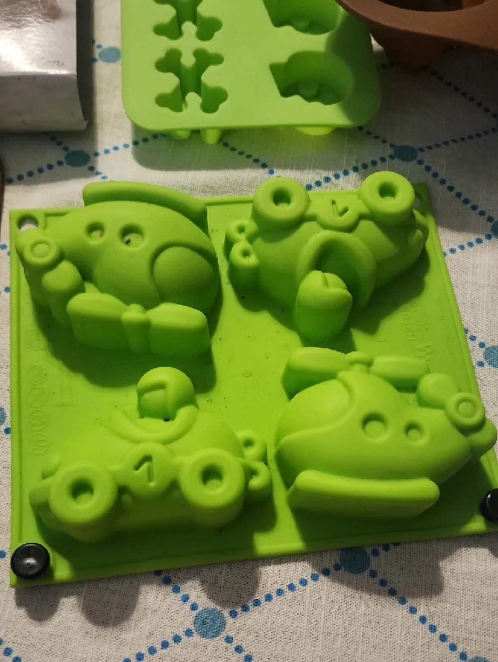 Silicone Party Baking Molds - Brown & Lime Green